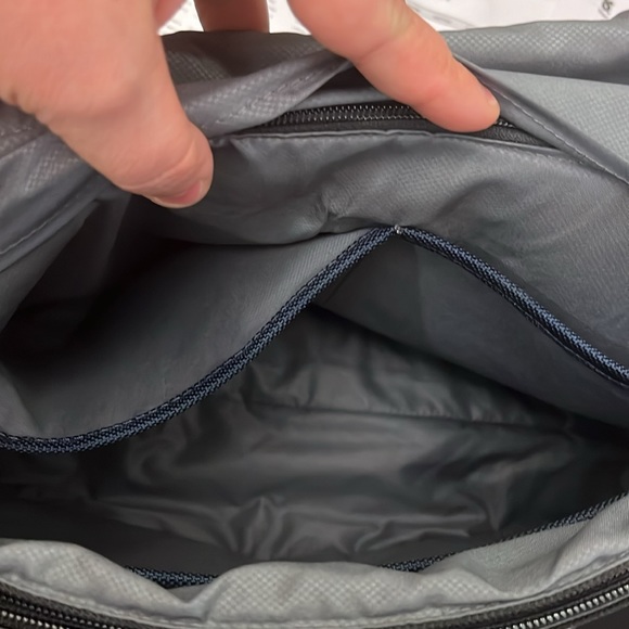 Tumi Alpha 2 Messanger Style Expandable Laptop Bag - Picture 5 of 16